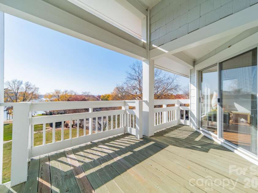 17919 Kings Point Drive, Cornelius, NC 28031.  MLS# CAR4320455, YatesRealty ID 11229. 