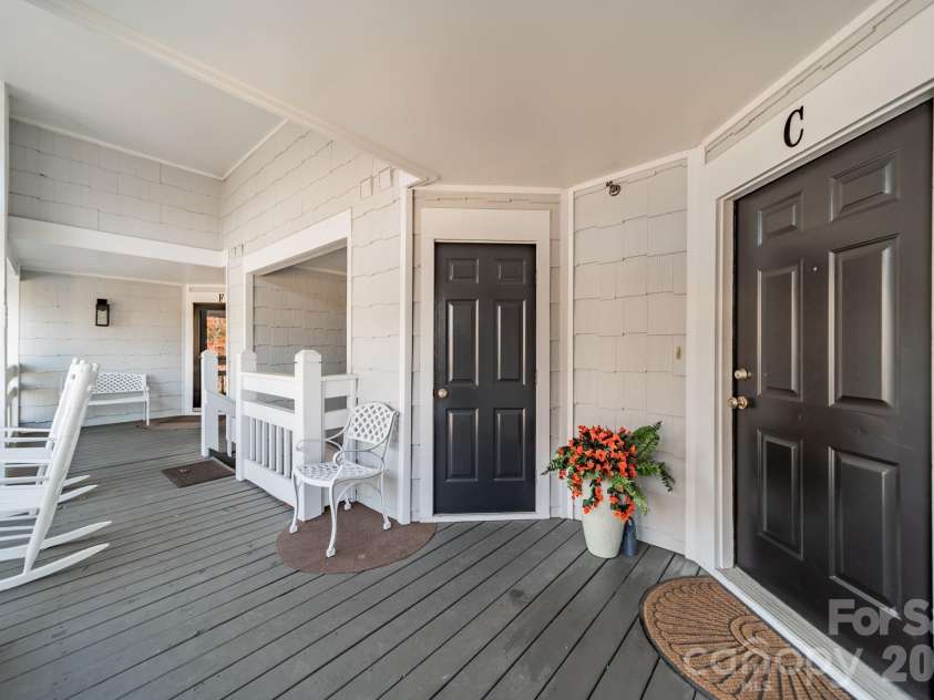 17919 Kings Point Drive, Cornelius, NC 28031.  MLS# CAR4320455, YatesRealty ID 11229. The generous and comfortable entry area instantly makes you glad you have arrived! Exterior very recently painted - feels fresh and clean!