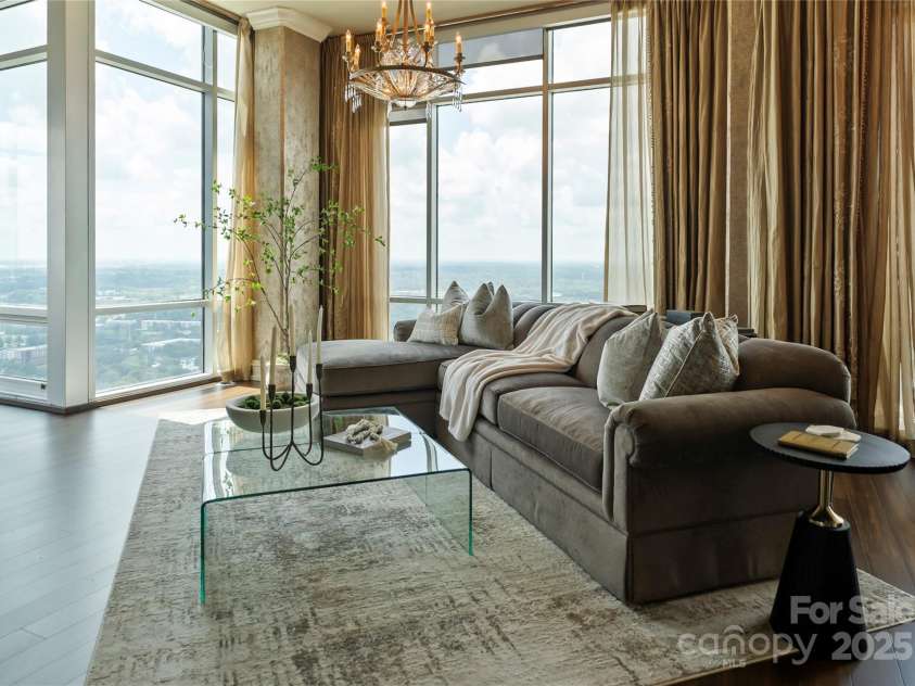 215 Pine Street, Charlotte, NC 28202.  MLS# CAR4294172, YatesRealty ID 1123. 