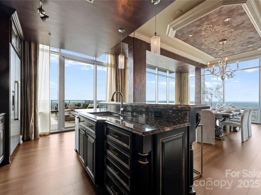 215 Pine Street, Charlotte, NC 28202.  MLS# CAR4294172, YatesRealty ID 1123. Kitchen