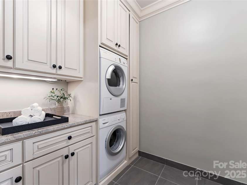215 Pine Street, Charlotte, NC 28202.  MLS# CAR4294172, YatesRealty ID 1123. Laundry