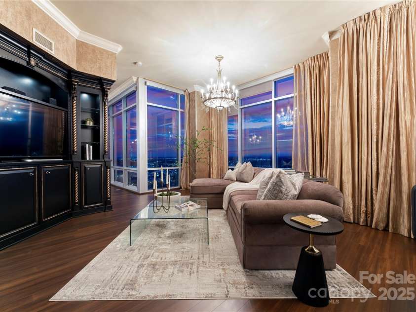 215 Pine Street, Charlotte, NC 28202.  MLS# CAR4294172, YatesRealty ID 1123. Livingroom