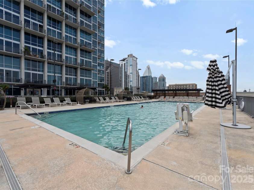 215 Pine Street, Charlotte, NC 28202.  MLS# CAR4294172, YatesRealty ID 1123. Rooftop pool