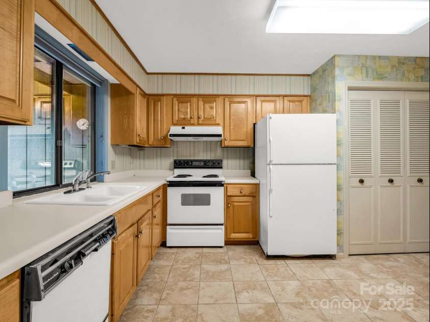 54 Laurelwood Circle, Hendersonville, NC 28791.  MLS# CAR4250430, YatesRealty ID 11231. 