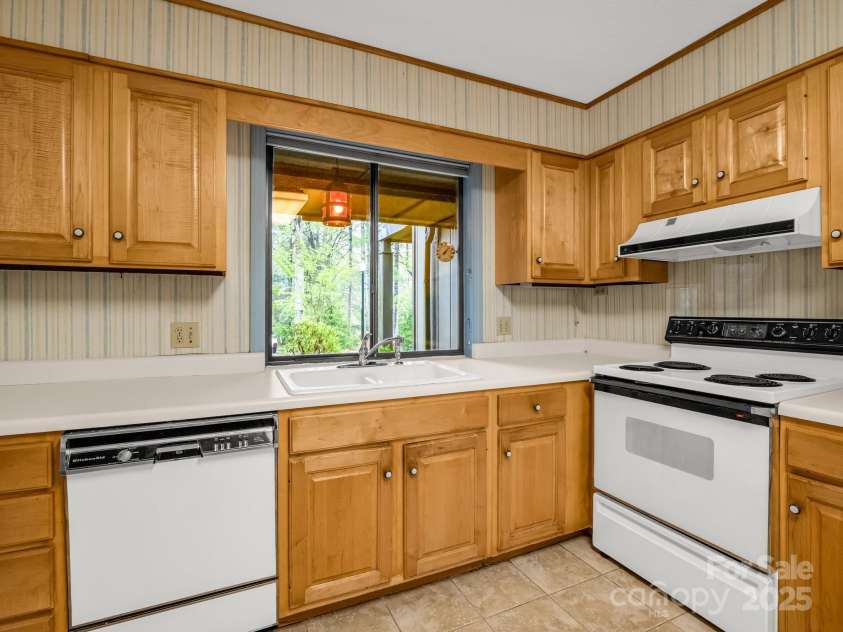 54 Laurelwood Circle, Hendersonville, NC 28791.  MLS# CAR4250430, YatesRealty ID 11231. 