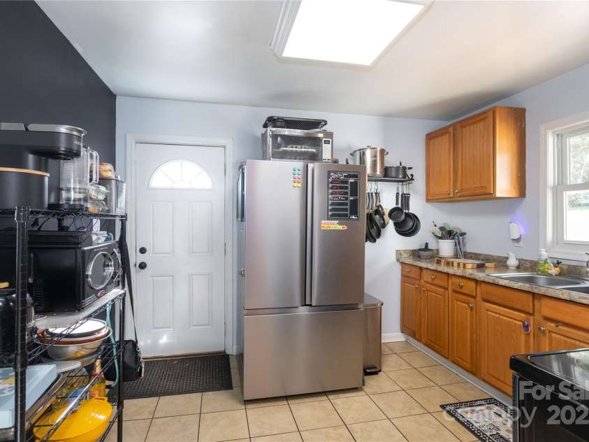 214 Brookwood Road, Belmont, NC 28012.  MLS# CAR4239559, YatesRealty ID 11232. Kitchen