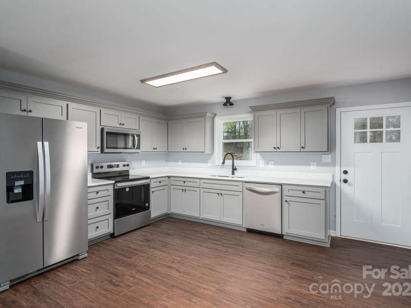 519 State Street, Lincolnton, NC 28092.  MLS# CAR4325085, YatesRealty ID 11234. Kitchen with Quartz counter tops
