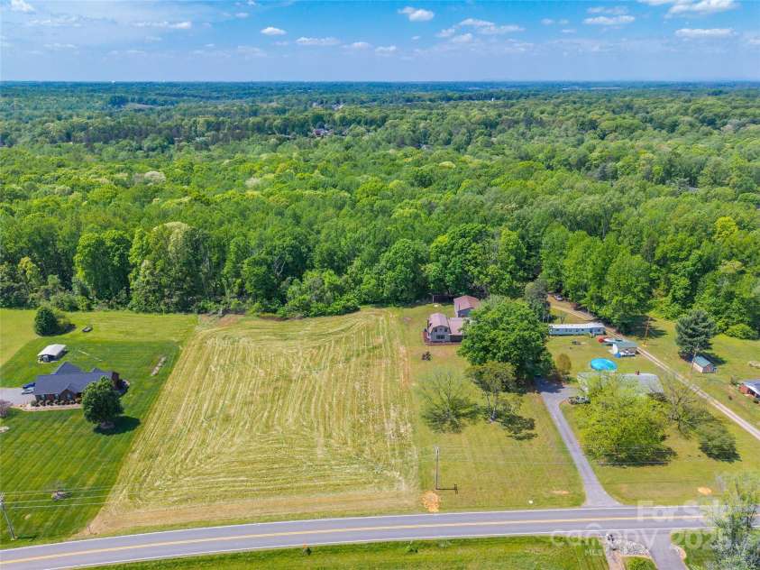 286 Bell Farm Road, Statesville, NC 28625.  MLS# CAR4249721, YatesRealty ID 11235. 