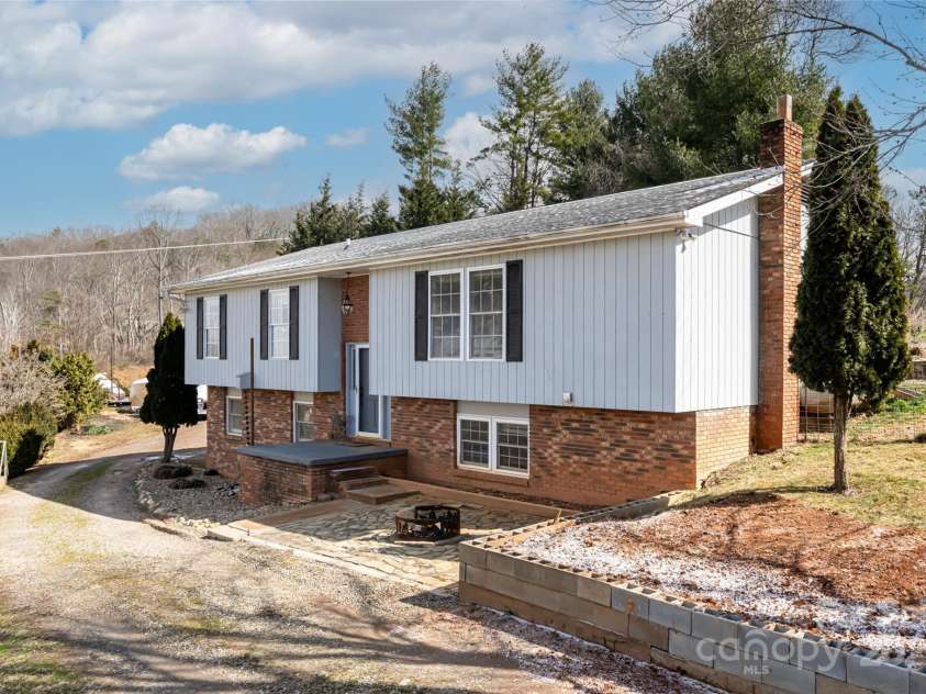 68 Windy Knoll Drive, Clyde, NC 28721.  MLS# CAR4222842, YatesRealty ID 1124. 