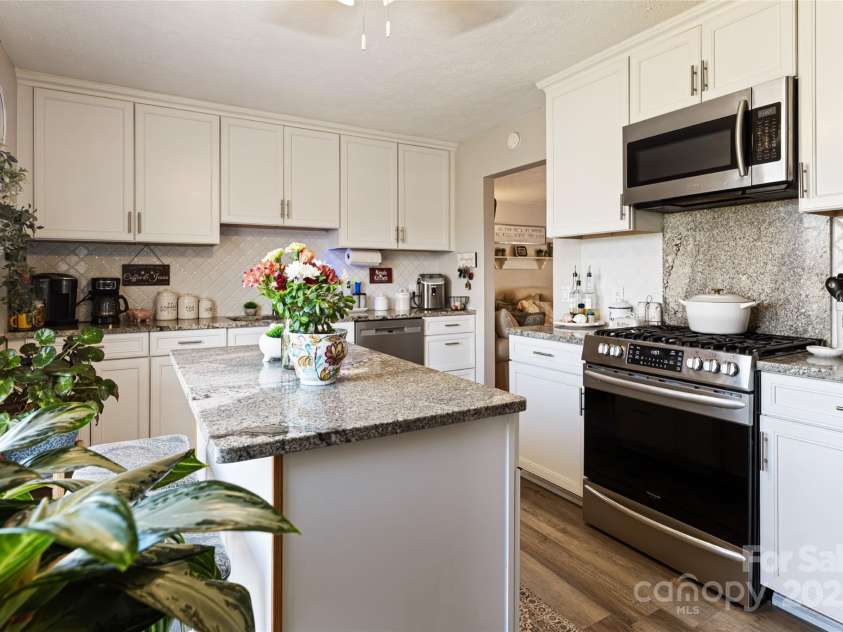 68 Windy Knoll Drive, Clyde, NC 28721.  MLS# CAR4222842, YatesRealty ID 1124. 