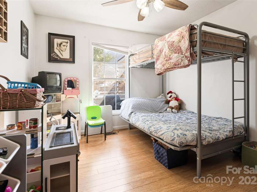 68 Windy Knoll Drive, Clyde, NC 28721.  MLS# CAR4222842, YatesRealty ID 1124. 