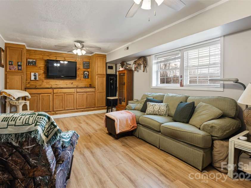 68 Windy Knoll Drive, Clyde, NC 28721.  MLS# CAR4222842, YatesRealty ID 1124. 