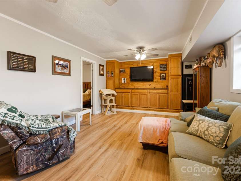 68 Windy Knoll Drive, Clyde, NC 28721.  MLS# CAR4222842, YatesRealty ID 1124. 