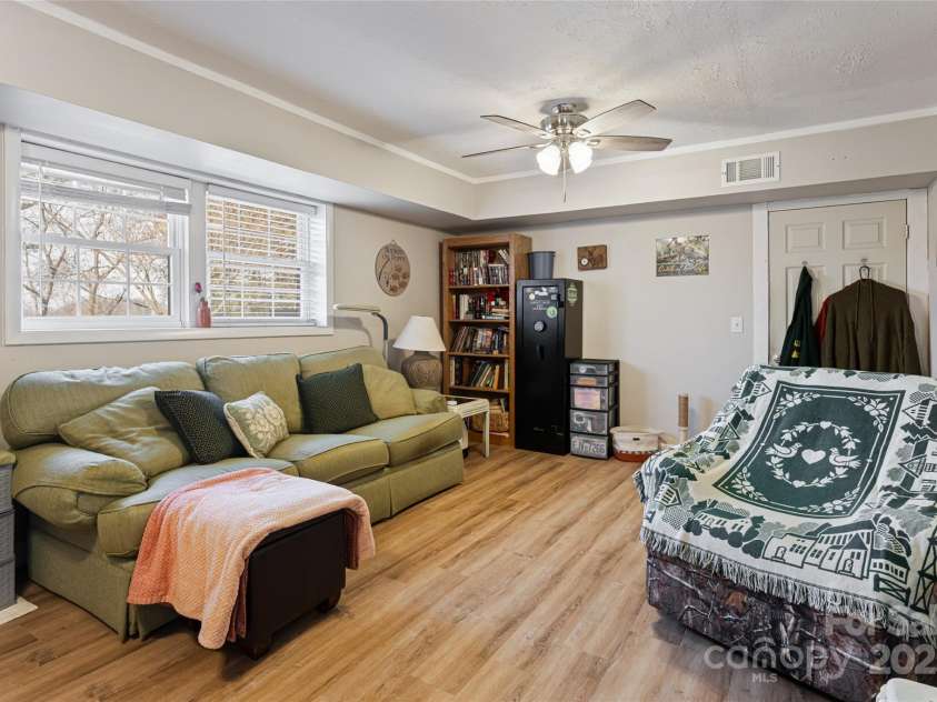 68 Windy Knoll Drive, Clyde, NC 28721.  MLS# CAR4222842, YatesRealty ID 1124. 