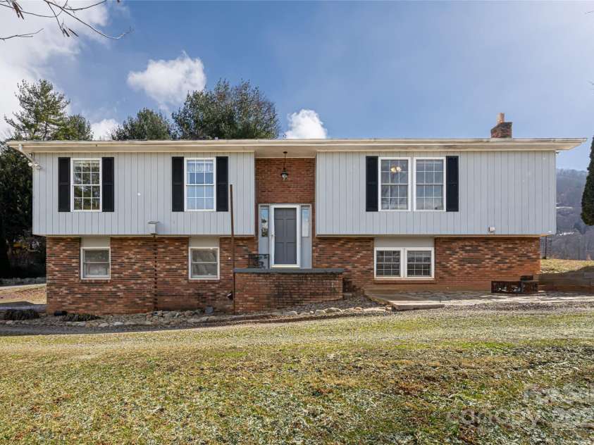 68 Windy Knoll Drive, Clyde, NC 28721.  MLS# CAR4222842, YatesRealty ID 1124. 