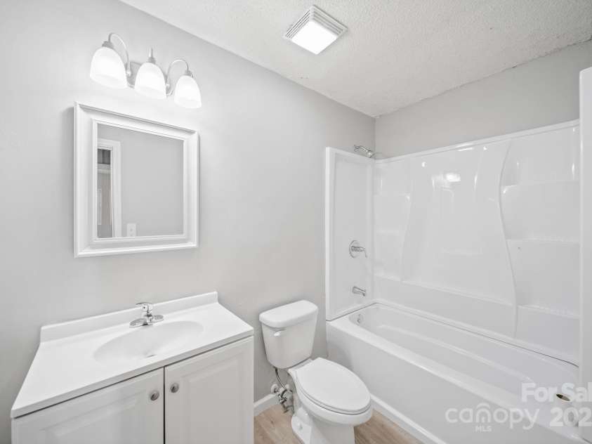 801 Pennsylvania Avenue, Charlotte, NC 28216.  MLS# CAR4320776, YatesRealty ID 1124. 