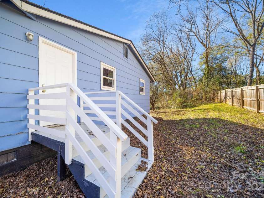 801 Pennsylvania Avenue, Charlotte, NC 28216.  MLS# CAR4320776, YatesRealty ID 1124. 