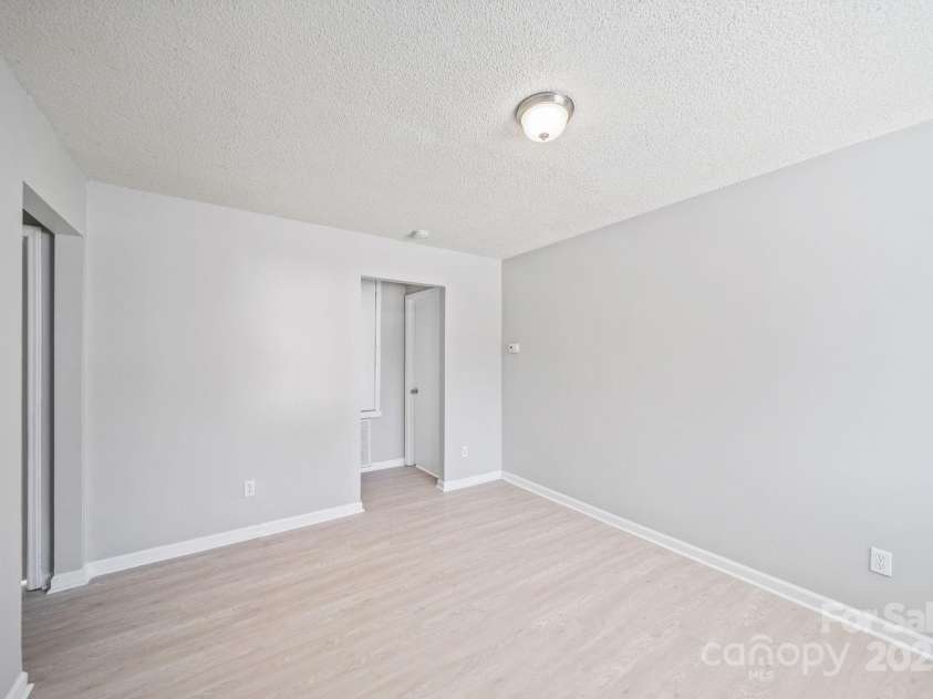 801 Pennsylvania Avenue, Charlotte, NC 28216.  MLS# CAR4320776, YatesRealty ID 1124. 