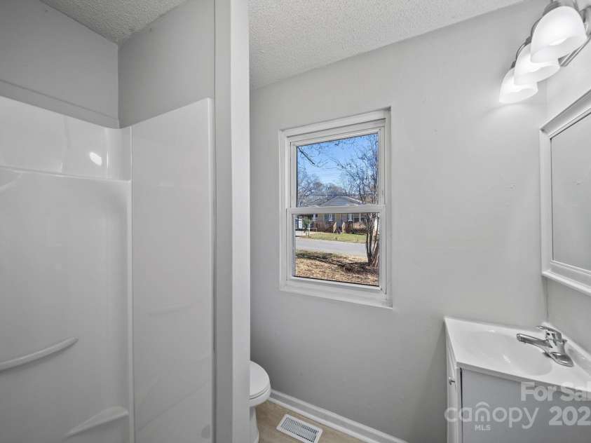 801 Pennsylvania Avenue, Charlotte, NC 28216.  MLS# CAR4320776, YatesRealty ID 1124. 