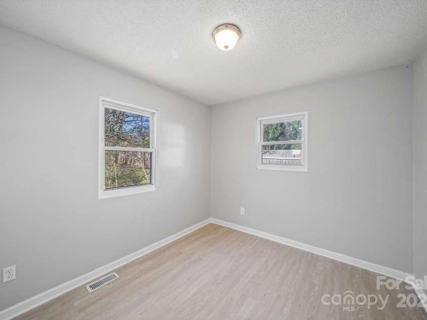 801 Pennsylvania Avenue, Charlotte, NC 28216.  MLS# CAR4320776, YatesRealty ID 1124. 