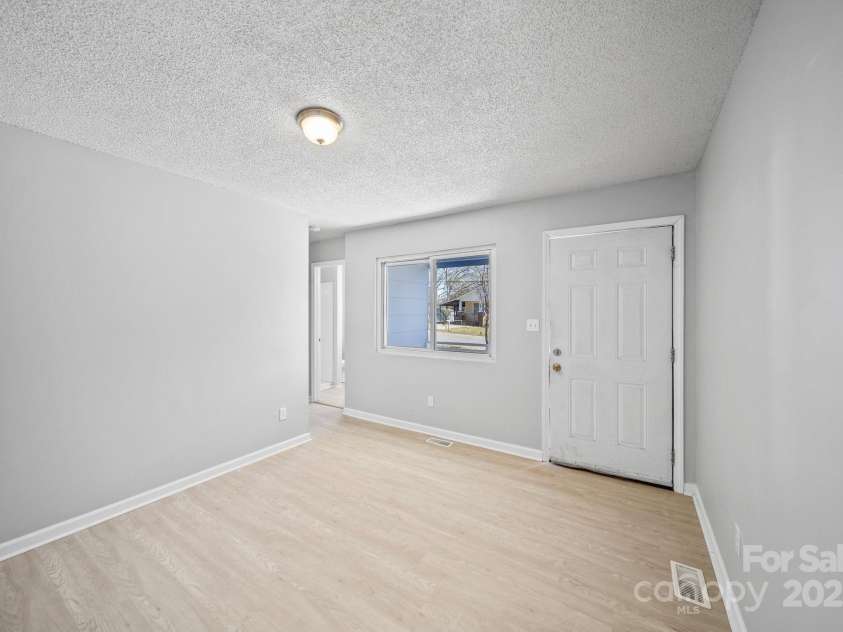 801 Pennsylvania Avenue, Charlotte, NC 28216.  MLS# CAR4320776, YatesRealty ID 1124. 