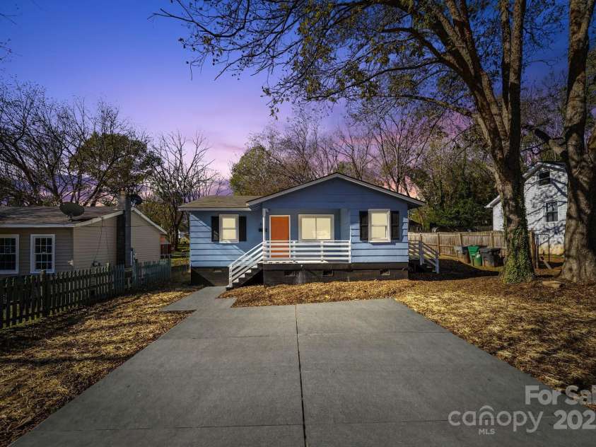 801 Pennsylvania Avenue, Charlotte, NC 28216.  MLS# CAR4320776, YatesRealty ID 1124. 