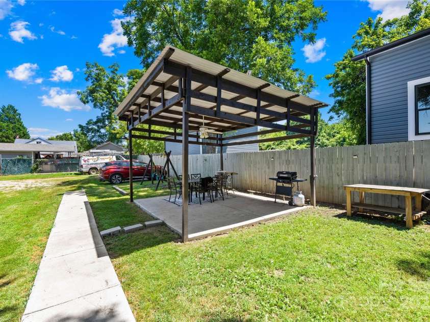 911 Wilson W Lee Boulevard, Statesville, NC 28677.  MLS# CAR4285445, YatesRealty ID 1124. 