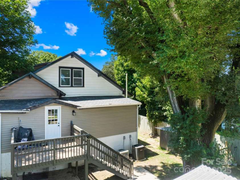 911 Wilson W Lee Boulevard, Statesville, NC 28677.  MLS# CAR4285445, YatesRealty ID 1124. 