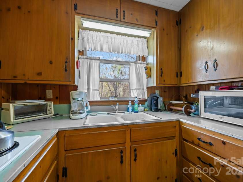 356 Azalea Drive, Maggie Valley, NC 28751.  MLS# CAR4196548, YatesRealty ID 11242. 