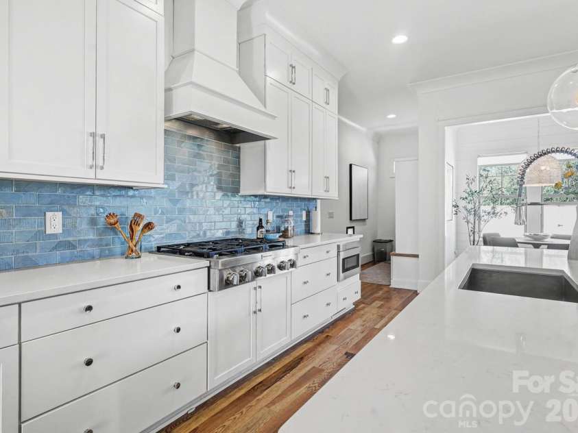 2852 Dorchester Place, Charlotte, NC 28209.  MLS# CAR4342393, YatesRealty ID 11245. 