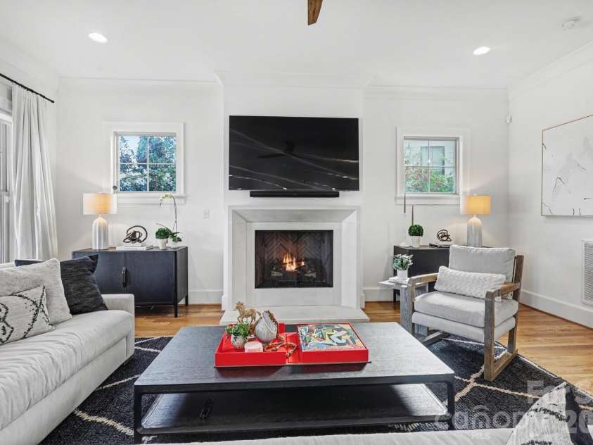 2852 Dorchester Place, Charlotte, NC 28209.  MLS# CAR4342393, YatesRealty ID 11245. GREAT ROOM