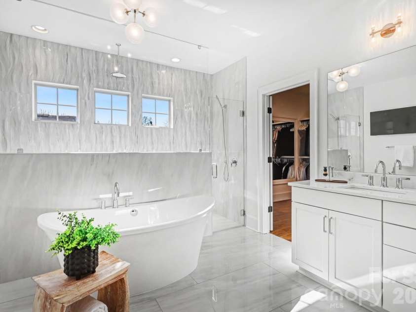 2852 Dorchester Place, Charlotte, NC 28209.  MLS# CAR4342393, YatesRealty ID 11245. MASTER BATH