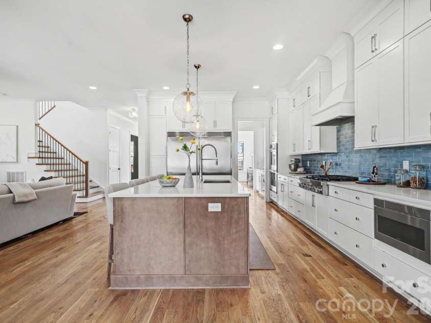 2852 Dorchester Place, Charlotte, NC 28209.  MLS# CAR4342393, YatesRealty ID 11245. OPEN KITCHEN