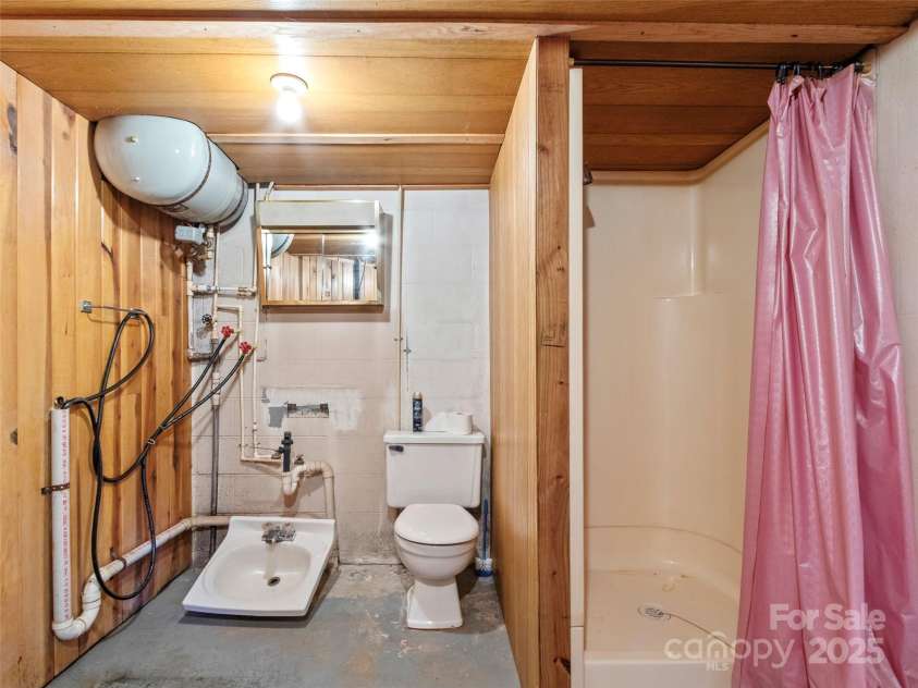1879 White Oak Road, Burnsville, NC 28714.  MLS# CAR4319421, YatesRealty ID 11248. 