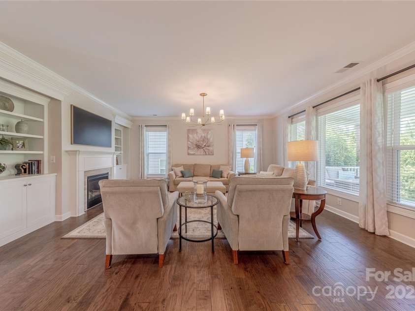 5128 Oakhaven Lane, Fort Mill, SC 29708.  MLS# CAR4253381, YatesRealty ID 11248. Built-in Shelving
