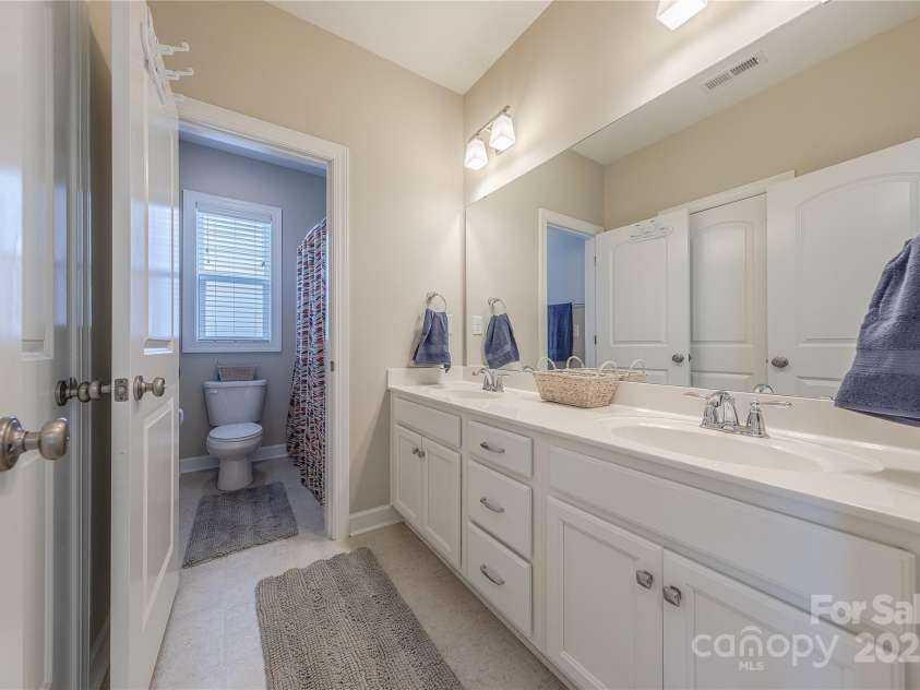 5128 Oakhaven Lane, Fort Mill, SC 29708.  MLS# CAR4253381, YatesRealty ID 11248. Full Bathroom Three