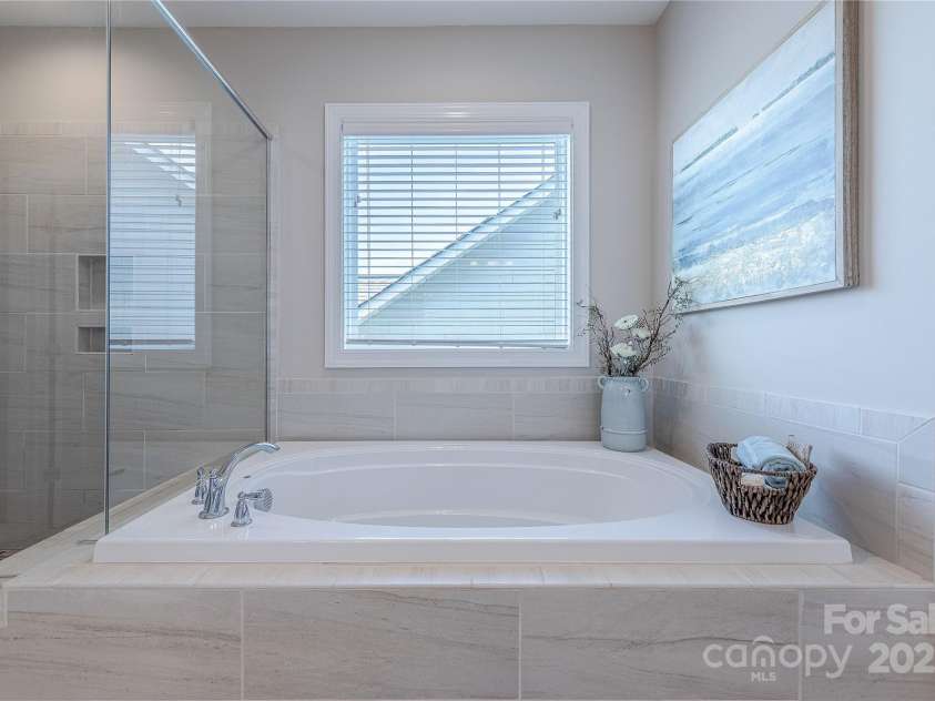 5128 Oakhaven Lane, Fort Mill, SC 29708.  MLS# CAR4253381, YatesRealty ID 11248. Garden Tub