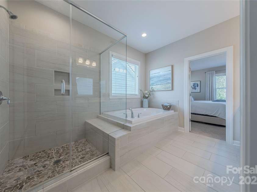 5128 Oakhaven Lane, Fort Mill, SC 29708.  MLS# CAR4253381, YatesRealty ID 11248. Glass Enclosed Tile Shower