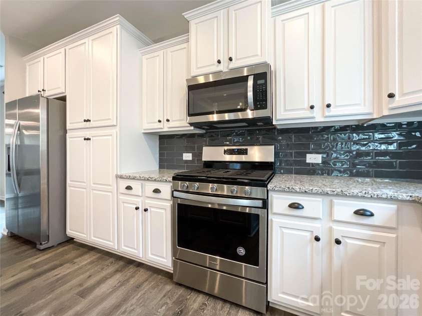 21228 Sanctuary Drive, Lancaster, SC 29720.  MLS# CAR4364757, YatesRealty ID 11249. Updated gas range