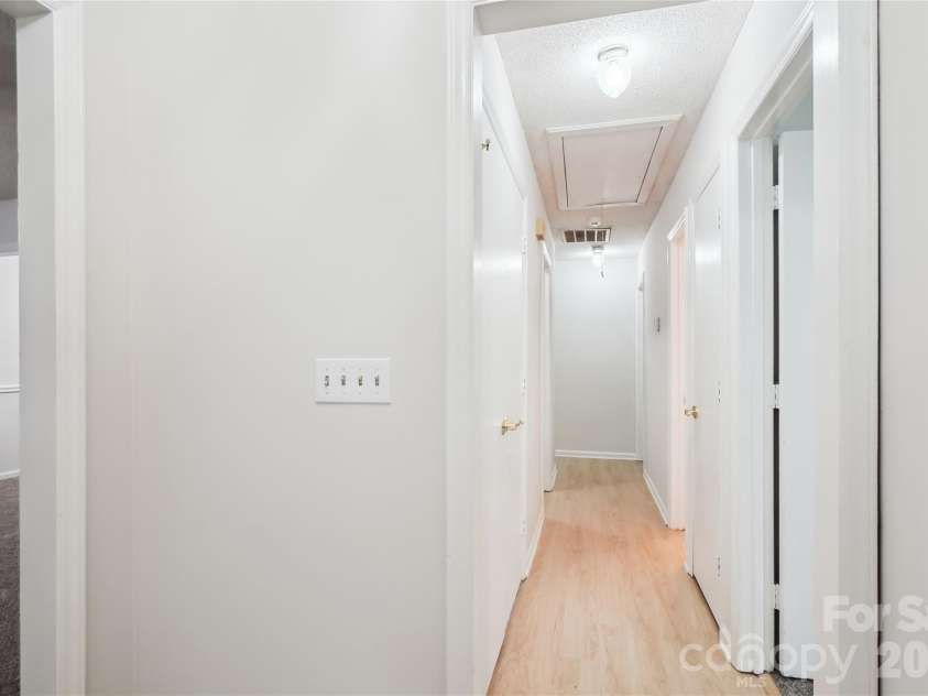 8322 Summerglen Circle, Charlotte, NC 28227.  MLS# CAR4329058, YatesRealty ID 11250. Foyer/hallway