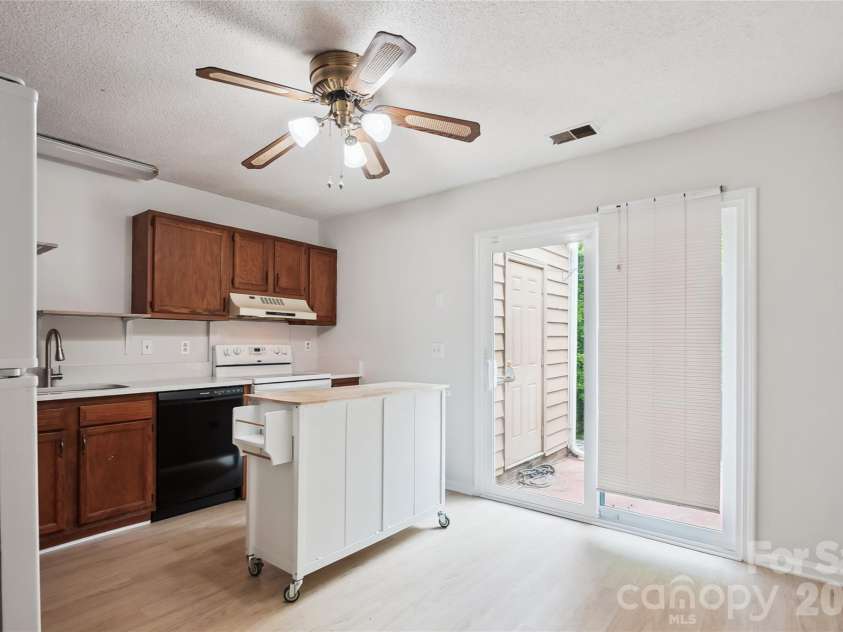 8322 Summerglen Circle, Charlotte, NC 28227.  MLS# CAR4329058, YatesRealty ID 11250. Kitchen