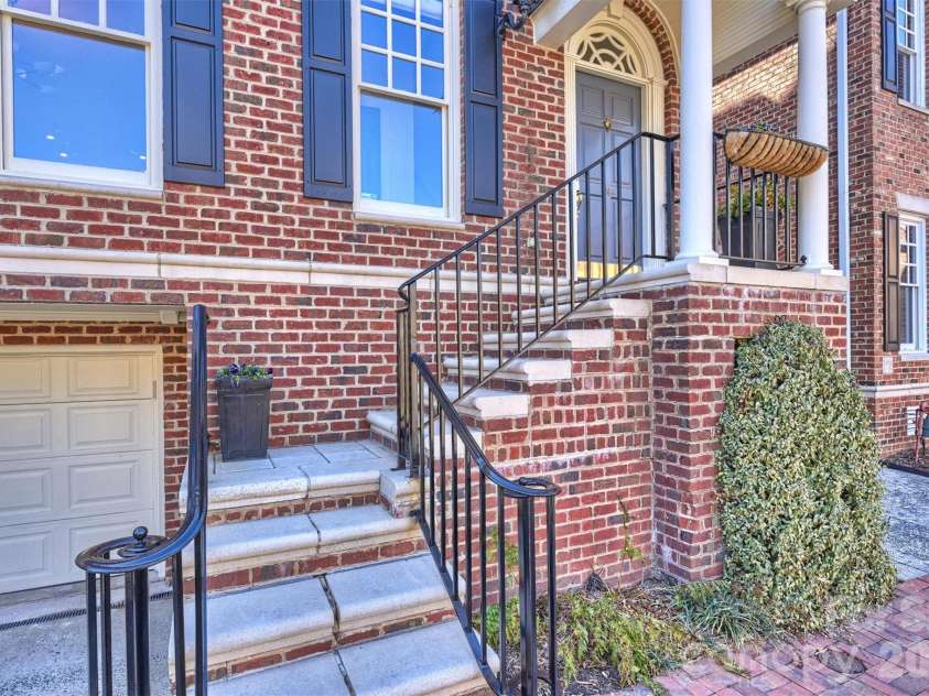 1244 Dilworth Crescent Row, Charlotte, NC 28203.  MLS# CAR4342886, YatesRealty ID 11251. 