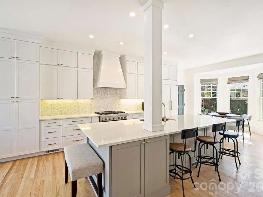1244 Dilworth Crescent Row, Charlotte, NC 28203.  MLS# CAR4342886, YatesRealty ID 11251. 