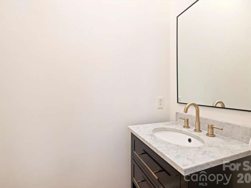 1244 Dilworth Crescent Row, Charlotte, NC 28203.  MLS# CAR4342886, YatesRealty ID 11251. 