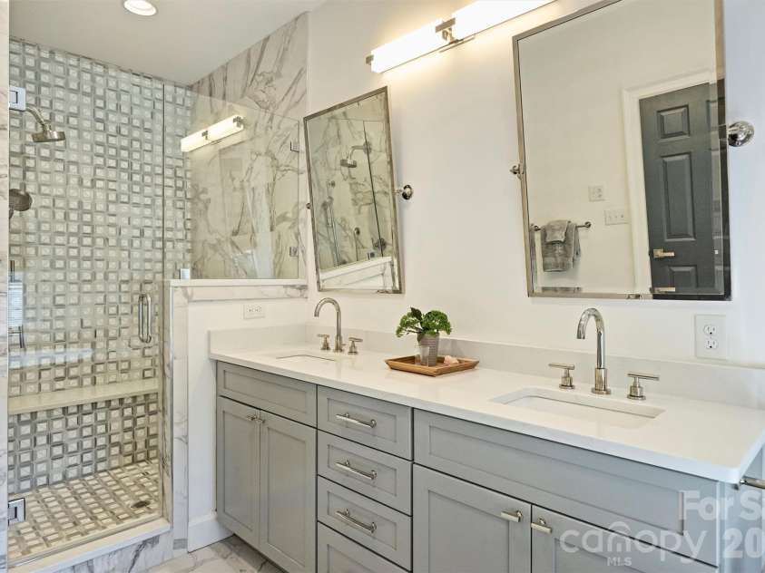 1244 Dilworth Crescent Row, Charlotte, NC 28203.  MLS# CAR4342886, YatesRealty ID 11251. 