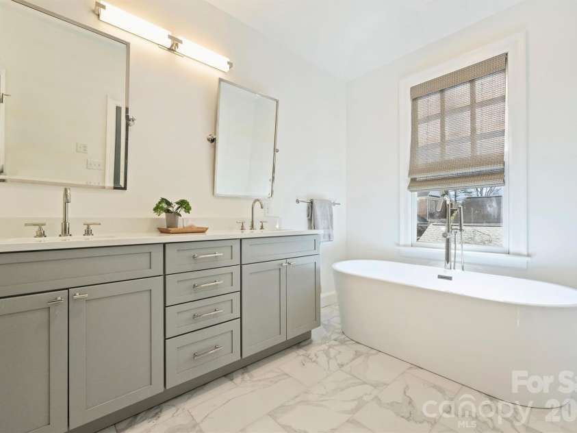 1244 Dilworth Crescent Row, Charlotte, NC 28203.  MLS# CAR4342886, YatesRealty ID 11251. 