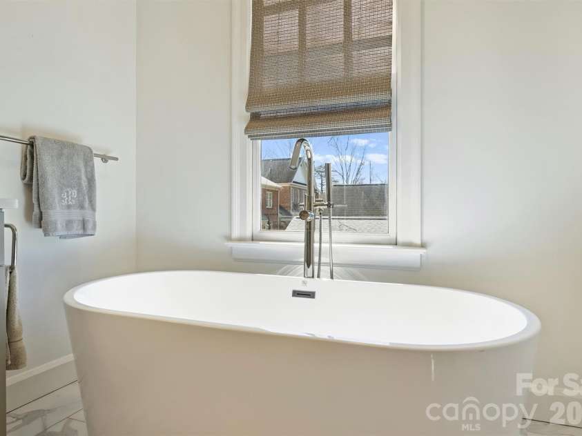 1244 Dilworth Crescent Row, Charlotte, NC 28203.  MLS# CAR4342886, YatesRealty ID 11251. 