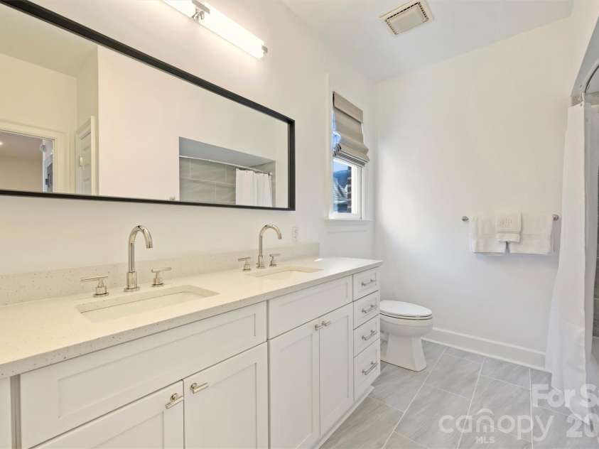 1244 Dilworth Crescent Row, Charlotte, NC 28203.  MLS# CAR4342886, YatesRealty ID 11251. 