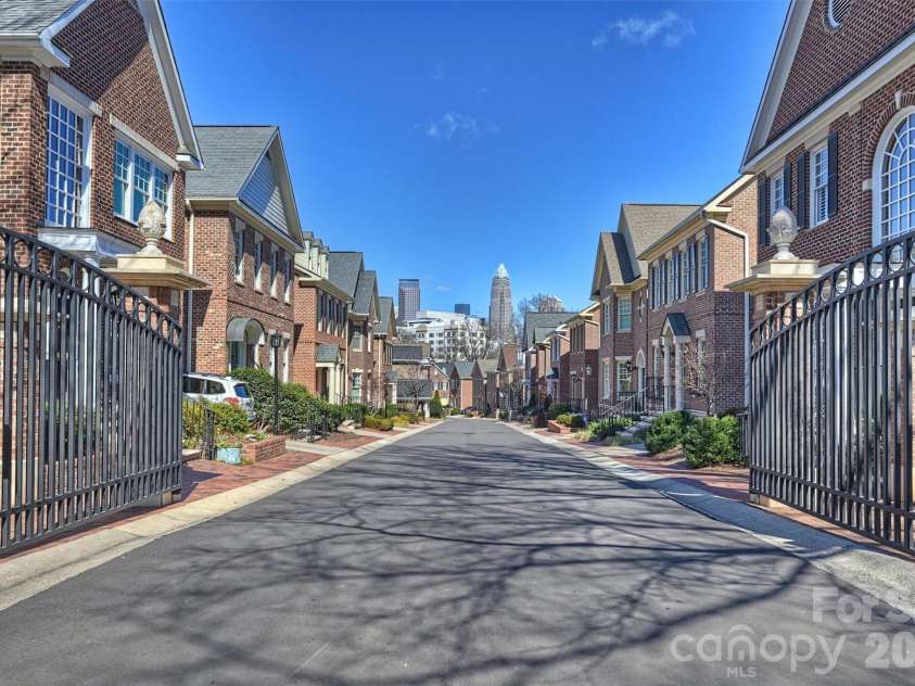 1244 Dilworth Crescent Row, Charlotte, NC 28203.  MLS# CAR4342886, YatesRealty ID 11251. 