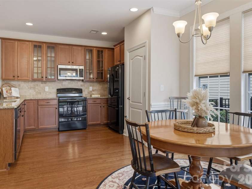 11723 Meetinghouse Drive, Cornelius, NC 28031.  MLS# CAR4359407, YatesRealty ID 11252. Large dine-in kitchen